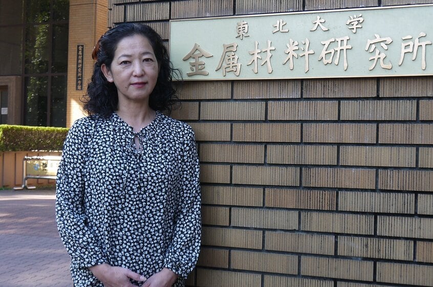 東北大学金属材料研究所の入り口に立つ梅津理恵さん