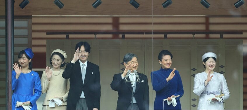 天皇陛下64歳の一般参賀。宮殿ベランダでの並び順はご家族ごとだが、お出ましやお手振りは「ご身位」通りの順番となる=2024月2月23日、宮殿東庭、代表撮影/JMPA