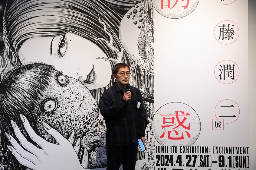 展覧会開催にあたり取材に応じた伊藤潤二さん。「描き下ろしの作品や『富江』のフィギュアなど、ここで初めて公開するものもあります。展覧会グッズもとても充実しているのでぜひ足を運んでください」(撮影 写真映像部・松永卓也)
