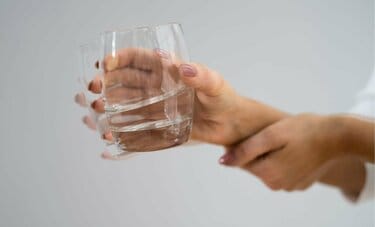 手のふるえはパーキンソン病のサイン? 「生真面目な性格」が発症に影響という指摘も【チェックリスト】