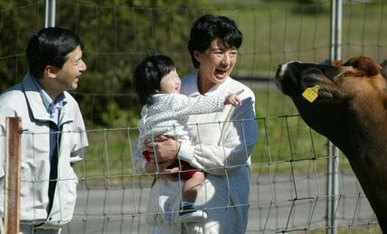 〈皇室の「夏」〉愛子さまの手にトンボがとまった瞬間、愛犬の由莉ものぞき込んだ　静養先の天皇ご一家