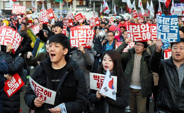 大統領退陣を求めるデモ　（ｃ）朝日新聞社