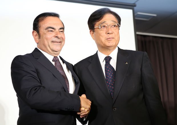 日産自動車のカルロス・ゴーン社長（左）と三菱自動車の益子修会長　（ｃ）朝日新聞社