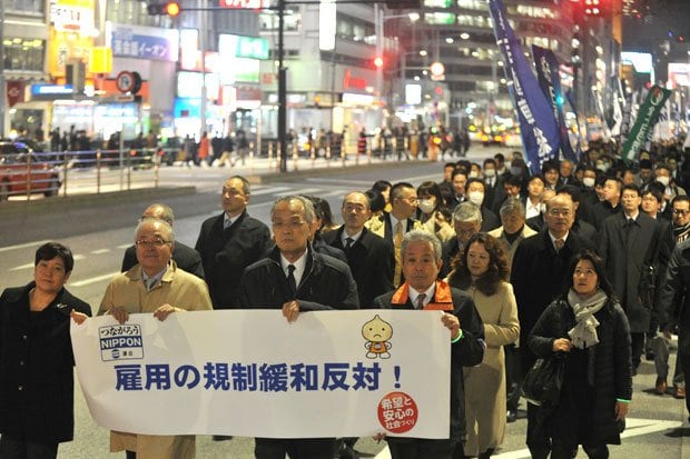 日本労働組合総連合会の古賀伸明会長らが３月６日、東京駅近くをデモ行進　（c）朝日新聞社　＠＠写禁