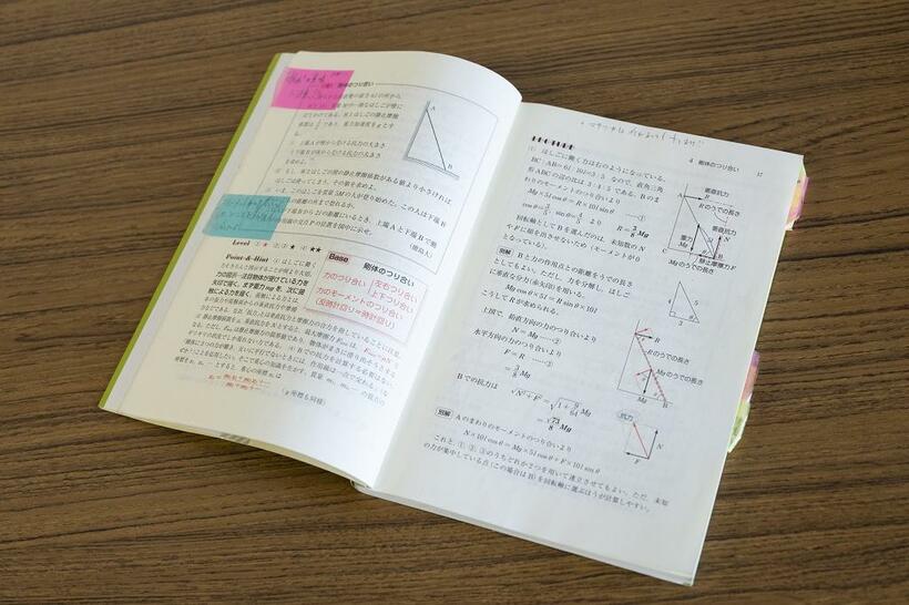 参考書は一冊を完璧に。復習の時期は翌日、6日後、2週間後と、「記憶の忘却曲線」に従った（左）。数学のノートは大判のA4サイズを愛用［写真＝木村哲夫　ヘアメイク＝KEN、Lia（ともにJOUER）　スタイリング＝村上ゆい（JOUER）］