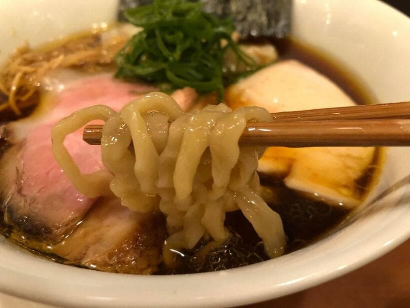 鈴ノ木の「特製ラーメン」は一杯1200円。3種のチャーシューや手作りのワンタンもおいしい（筆者撮影）