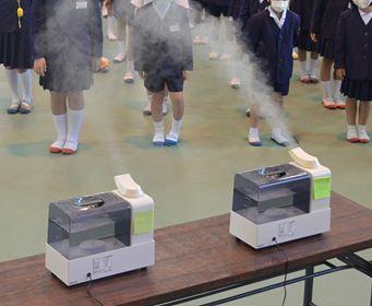 次亜塩素酸水を加湿器などで噴霧する学校もあったが、4日、文科省は学内での噴霧をしないよう注意喚起した　（ｃ）朝日新聞社