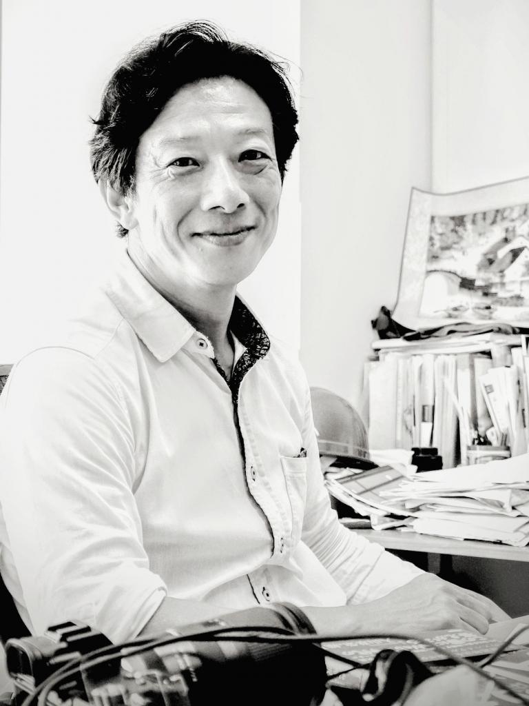 柳瀬博一（やなせひろいち）／　1964年、静岡県生まれ。「日経ビジネス」記者、単行本編集者、「日経ビジネスオンライン」企画プロデューサーを経て、東京工業大学リベラルアーツ研究教育院教授（メディア論）。著書に『国道16号線』など。（撮影：朝山　実＝東京工業大学で）