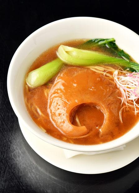 桂花　フカヒレ姿煮入りつゆそば／世田谷区成城で長く親しまれる中国料理店。化学調味料を使わず医食同源に基づく体にやさしい料理を提供。ぶ厚いフカヒレの姿煮が入ったつゆそば（２８００円）は、鶏ガラや豚以外に、昆布や鰹節を使った白湯スープが味の決め手に。澄んだコクがあり、フカヒレのうまみを際立たせる。横尾さんはもう一品、フルーツをたっぷり使った創作料理「地鶏とマンゴー、キウイ、ライチのゴマダレサラダ」（１８００円）も好物だという。税別【桂花】東京都世田谷区成城６―４―１３　成城フルールビル２Ｆ（営）１１：３０～１４：００Ｌ．Ｏ．、１７：００～２０：３０Ｌ．Ｏ．（休）なし