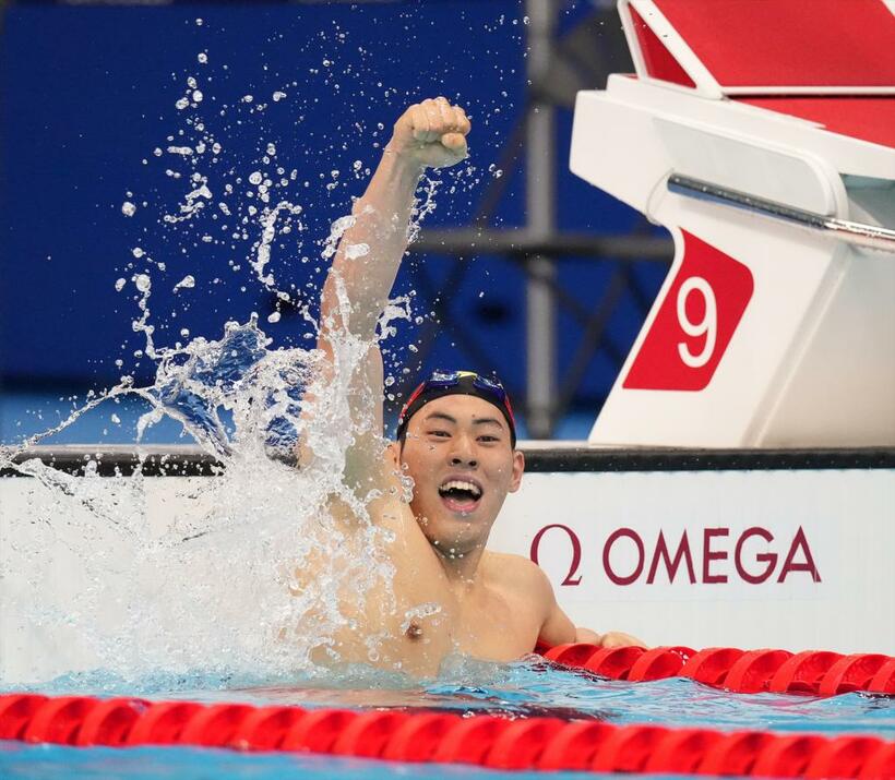 東京五輪男子２００メートルバタフライ決勝で２位となり喜ぶ本多灯＝７月２８日　（ｃ）朝日新聞社