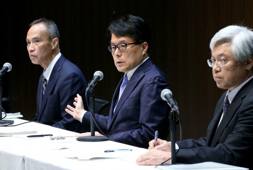 1月に就任会見した郵政３社長。中央が日本郵政の増田寛也社長（C）朝日新聞社