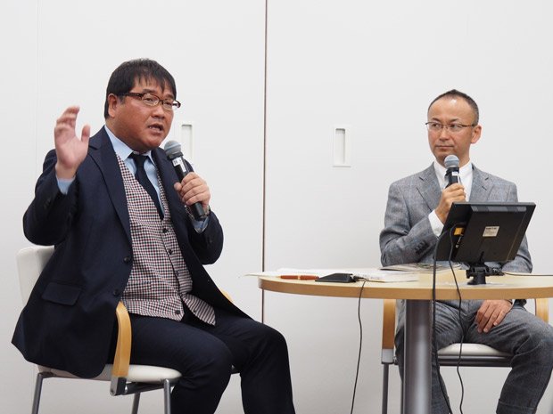 1月27日のイベントで、カンニング竹山さんと対談する新谷学編集長（右）。初めてメディアに“顔出し”したことも話題に　（C）朝日新聞社