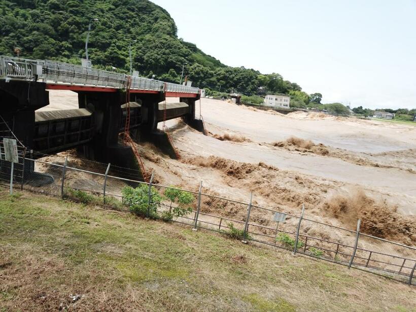 凄まじい勢いの濁流（撮影／稲葉洋一）