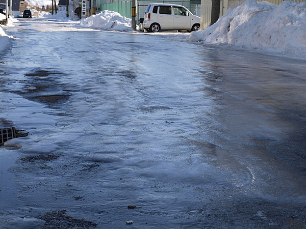 これが凍結した道路。一面の氷はまるでスケートリンクのよう。人も車も命がけで通ります。