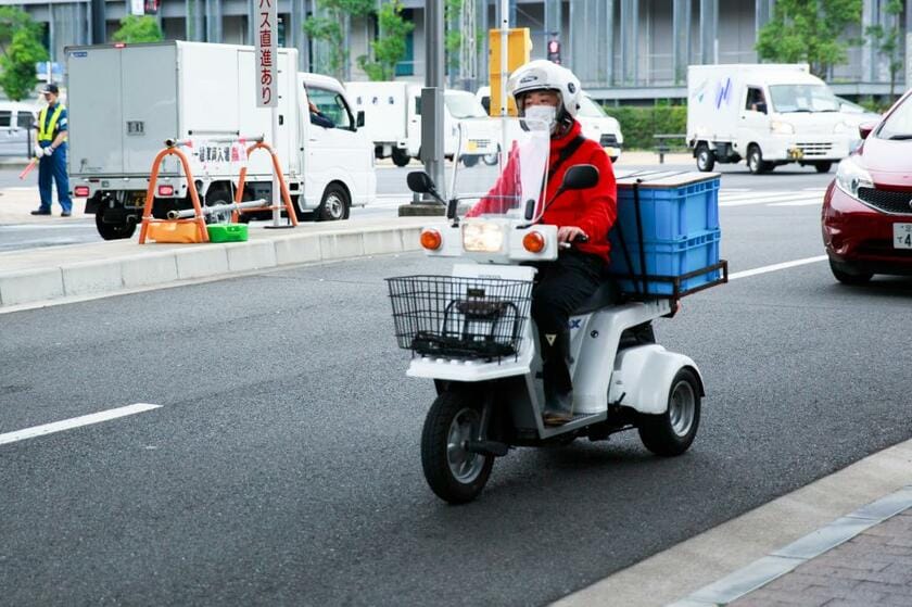 毎朝、６時起きで魚河岸（豊洲市場）にバイクで向かう。仕入れを休むことはまずないが、昨年、脱腸の手術をした当日だけは弟子に任せた。なぜならば、足を引きずる姿を人に見せたくなかったから（写真＝山本倫子）