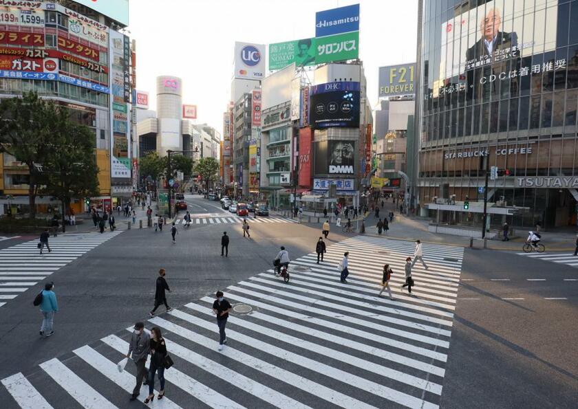 昨年４月の緊急事態宣言の時の、閑散としたＪＲ渋谷駅前のスクランブル交差点　（ｃ）朝日新聞社