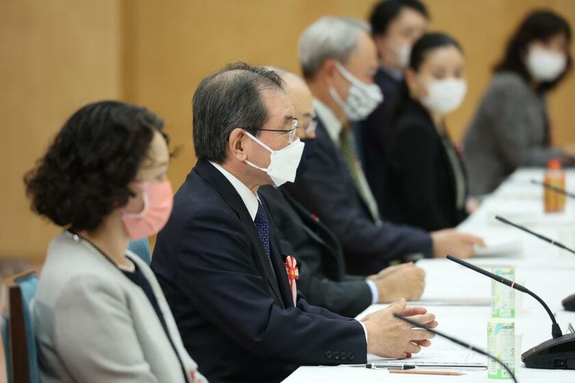 「新しい資本主義実現会議」に出席する日本経団連の十倉会長（左から2人目）と連合の芳野会長（左端）