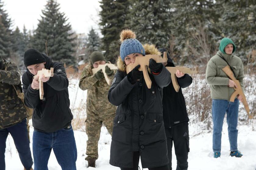 ウクライナの首都キエフで1月30日、市民向けの訓練会に参加し、木型を使って銃の構え方を学ぶ人たち