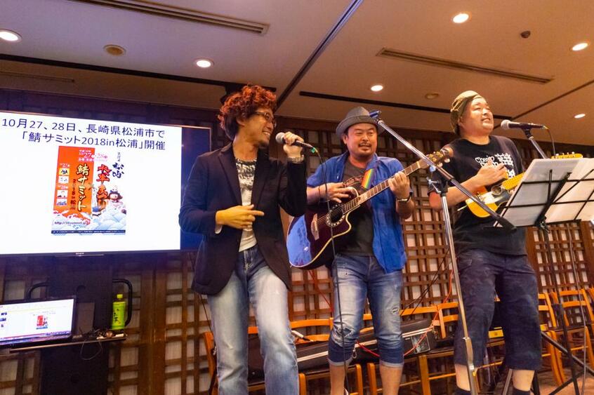 鯖ナイトのトリは小林崇亮さん(中央)とロッキー松尾さん(右)のユニット「サバンド」。「サバサンバ」を歌う湯~イチさんも飛び入り参加で盛り上がった(撮影/木村雅章)
