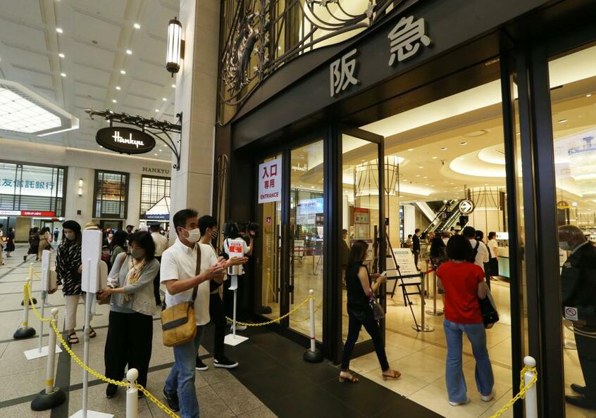 入り口で検温や手指の消毒を行うなどの措置を取りながら、百貨店も営業を再開 (c)朝日新聞社