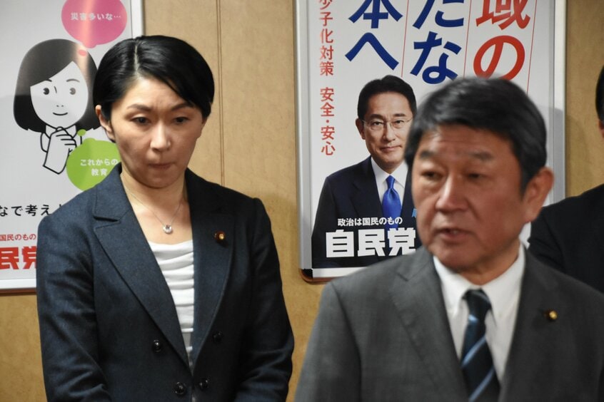 衆参ダブル補選後、取材に応じる茂木敏充幹事長と小渕優子選挙対策委員長=2023年10月22日、東京・永田町の自民党本部