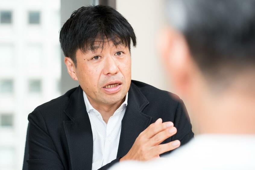 土合朋宏（どあい・ともひろ）／一橋大学大学院商学研究科卒業。外資系戦略コンサルティングを経て、日本コカ・コーラ（株)に入社。16年間マーケティング本部で、世界初のライフスタイルやトレンドの調査部門の立上げ、ファンタ、アクエリアス、爽健美茶など既存ブランドの立て直し、綾鷹などの新製品開発などを指揮。その後20世紀フォックス ホームエンターテイメントに移り、代表取締役社長を務め、2017年より外資系映画配給会社で事実上のCMOとして全部門のマーケティングを統括。新市場創造型商品を研究する日本市場創造研究会の理事を歴任。訳書に『マーケティング・ゲーム』など（撮影／写真部・小山幸佑）