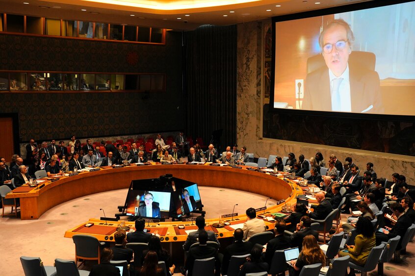 イスラエルによるイラン攻撃を受けて開催された国連の安全保障理事会の緊急会合。右手の画面に映るのは、国際原子力機関(IAEA)のグロッシ事務局長=2025年6月13日、米ニューヨークの国連本部