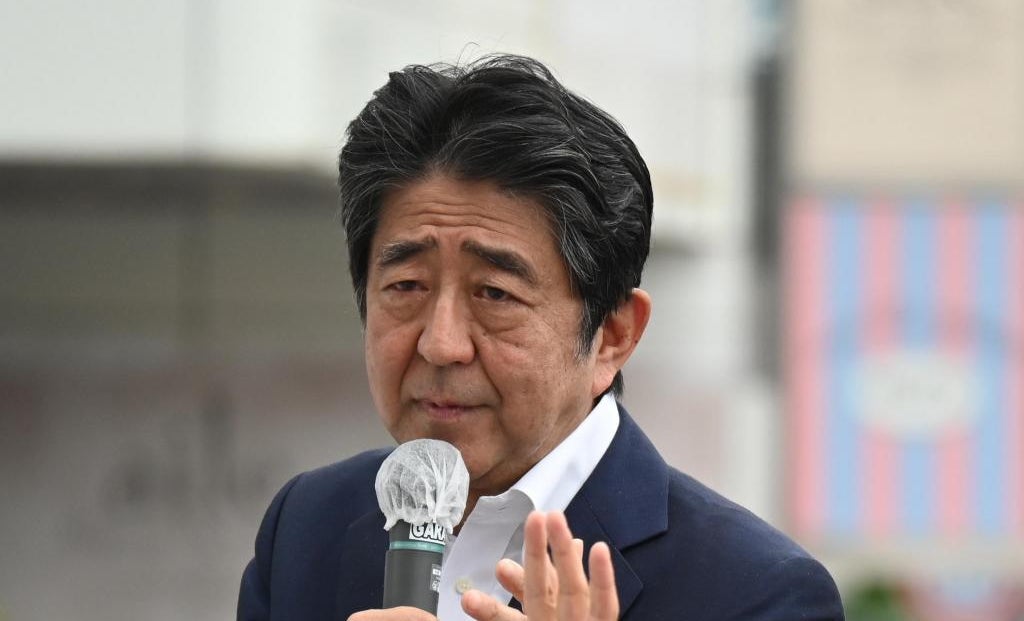 安倍元首相銃撃　首に2つの銃創「手術中に弾丸は体内では見つかっていない」病院が会見 | AERA dot. (アエラドット) 