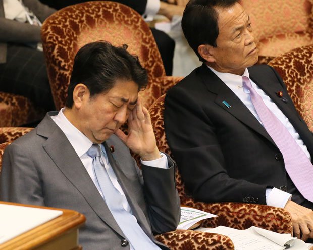 安倍晋三首相（左）と麻生太郎財務相（ｃ）朝日新聞社