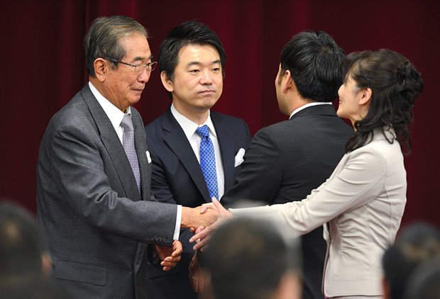 17日、太陽の党は日本維新の会に吸収され、石原氏と橋下氏とともに維新の公認候補と握手　（c）朝日新聞社　＠＠写禁