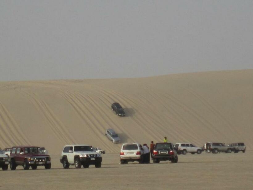 四輪駆動で縦横無尽に砂漠を駆け巡る砂漠ツアー（写真／仁藤裕二さん提供）