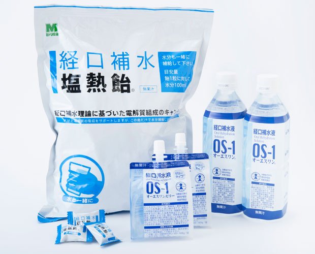 左から「経口補水塩熱飴」１ｋｇ１８００円、「ＯＳ―１ゼリー」２００ｇ１９０円、「ＯＳ―１　ＰＥＴボトル」５００ｍｌ１９０円（いずれもメーカー希望小売価格、税別）（撮影／写真部・岸本絢）