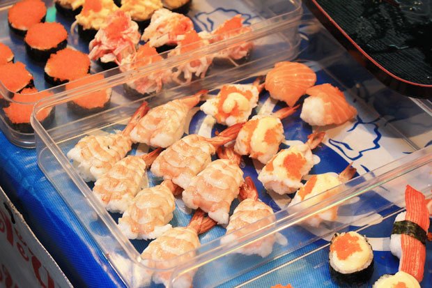 値段を考えれば、海老やサーモンはなかなかおいしいが……