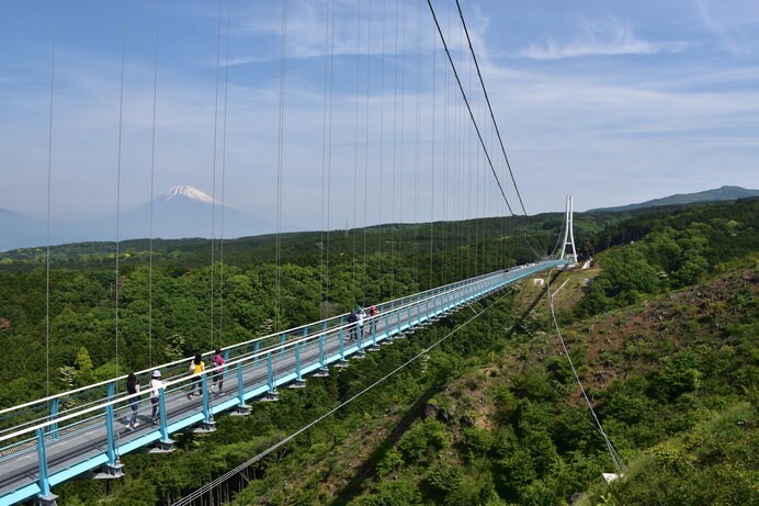全長400mの日本一長い歩行者専用吊橋「三島スカイウォーク」に向かって、地上70mを駆け抜ける爽快感！
