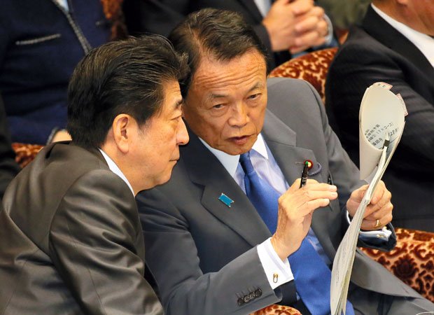 改竄疑惑が報じられた３月２日、参院予算委員会が開く前に安倍首相と麻生財務相が「密談」　（ｃ）朝日新聞社