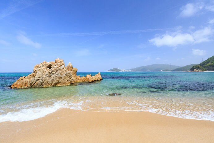 青く美しい海と白く細かい砂が特長の「水晶浜海水浴場」
