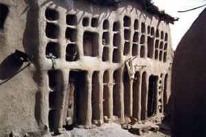 アフリカ・マリ共和国のトゴン族の家。一見、窓のように見えるのは壁の装飾で、烏を雨宿りさせるためのものだという