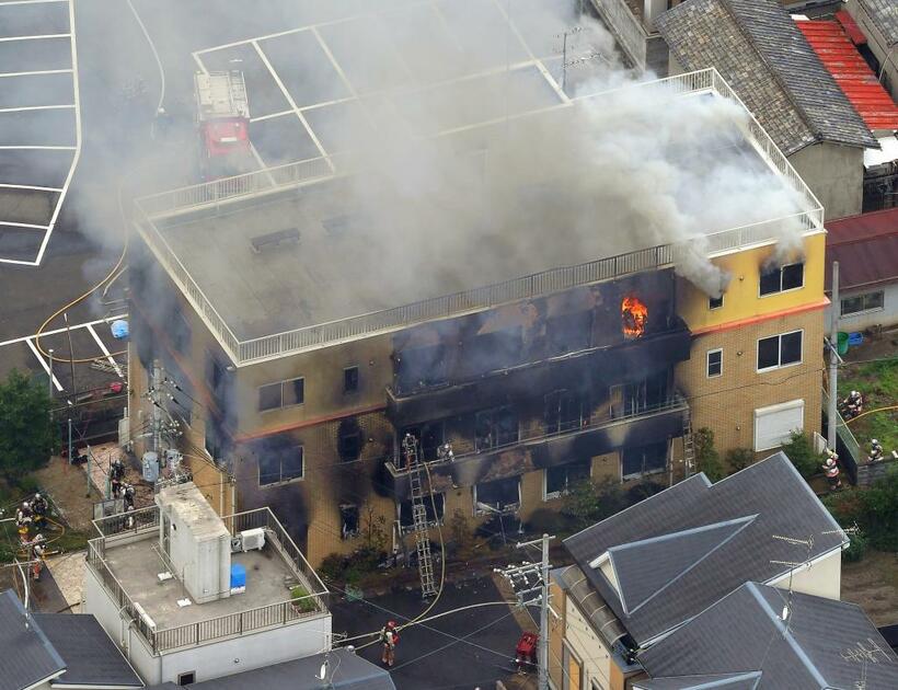 煙を上げて燃える京都アニメーションの建物＝２０１９年７月１８日午前１１時３９分　（ｃ）朝日新聞社