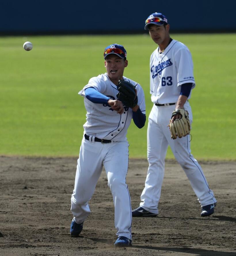 堂上直倫（右）とショートの守備練習をする中日の石川昂弥（C）朝日新聞社