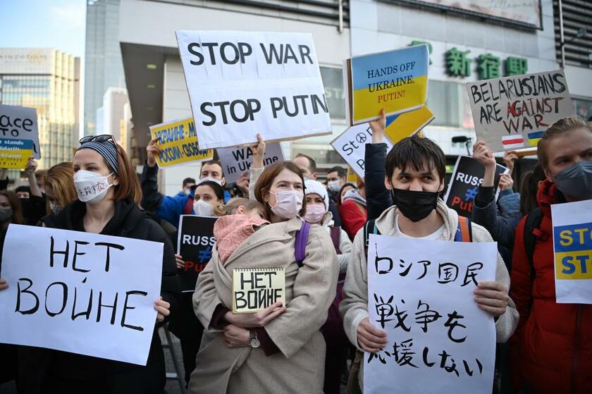 ロシア軍のウクライナへの侵攻に抗議する日本在住のロシア出身者ら