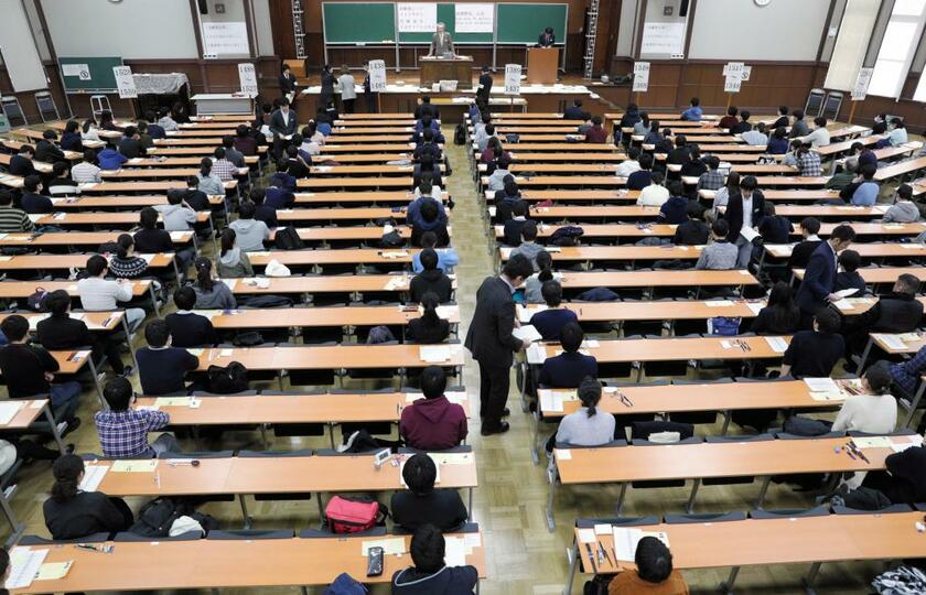 保護者からは、「大学教員が試験監督をして、学生が採点とは本末転倒」という声があがった（Ｃ）朝日新聞社