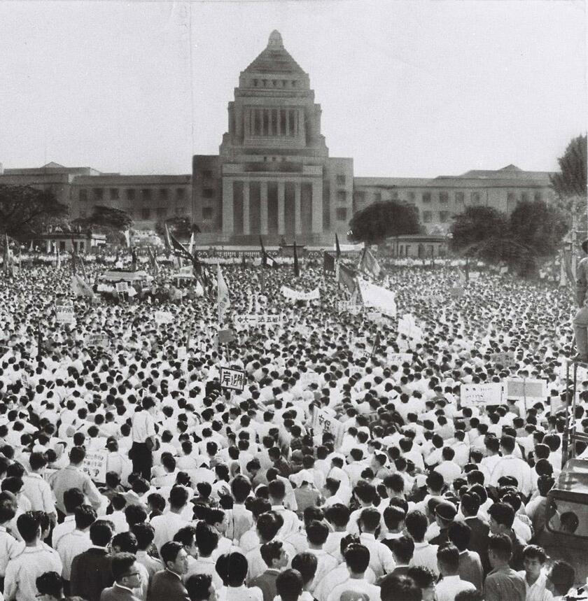 1960年6月、岸信介首相（当時）の退陣を求めて国会議事堂を囲んだデモ