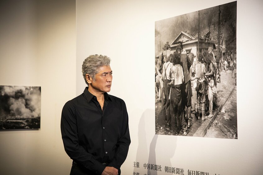 8月17日まで東京・恵比寿の東京都写真美術館で開催されている「被爆80年企画展 ヒロシマ1945」の会場を歩く吉川晃司さん