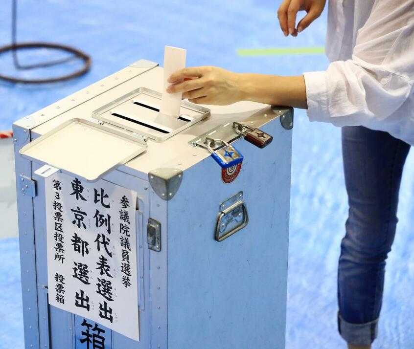 7月21日に行われた参院選の投票率は48.8%。過去最低だった1995年参院選の44.52%に次ぐ低投票率だった (c)朝日新聞社