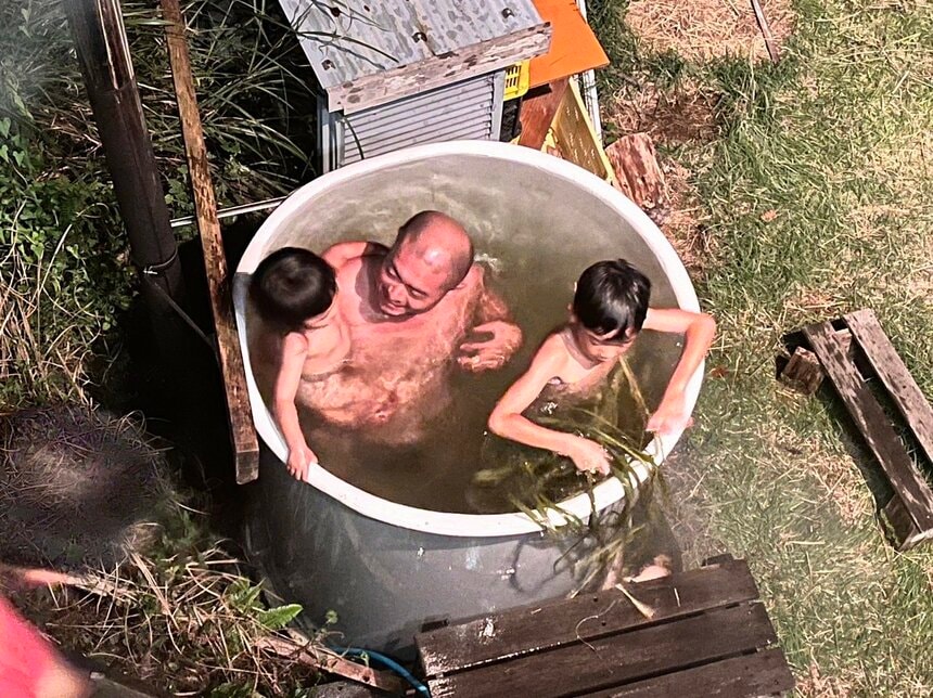 キャンプのとき3人で入ったドラム缶風呂。子どもたちは初めての体験に大喜び（写真／あばれる君提供）