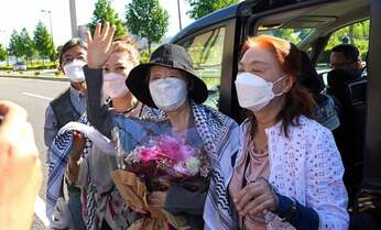「生きて出てきた」公園で支援者を前にあいさつ 日本赤軍の重信房子元最高幹部が20年の刑期満了