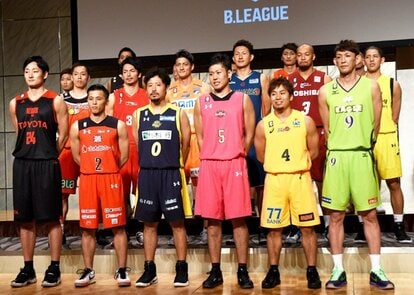 開幕前イベントで、ユニホーム姿で勢ぞろいしたBリーグの選手たち(c)朝日新聞社
