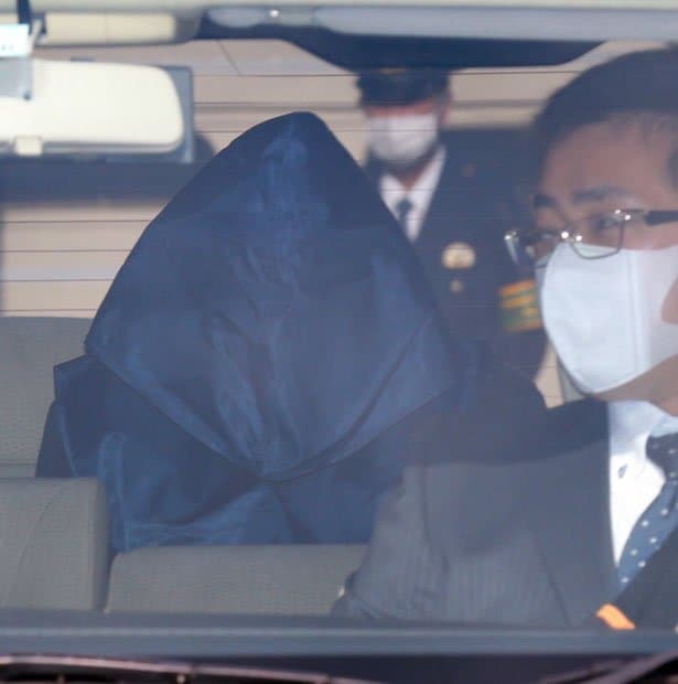 ３月２日、三田署から送検されるバイラクタル容疑者　（ｃ）朝日新聞社