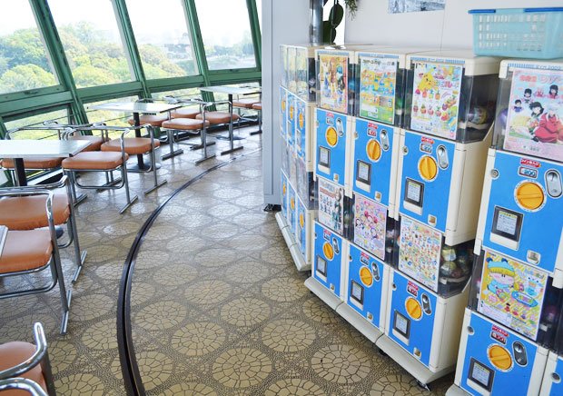 喫茶店「手柄ポート」の様子。外側のテーブル席がくるくる回る