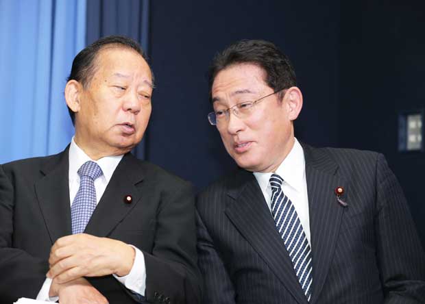 二階幹事長（左）と話す岸田政調会長。「ポスト安倍」の相談！？　（ｃ）朝日新聞社